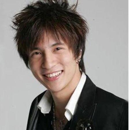 薛之谦整容前后照片对比,揭秘明星颜值蜕变之路